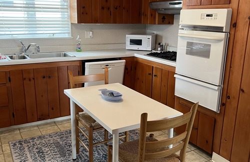 Avon Casa | Bay Head Colonial - around the corner from the beach!