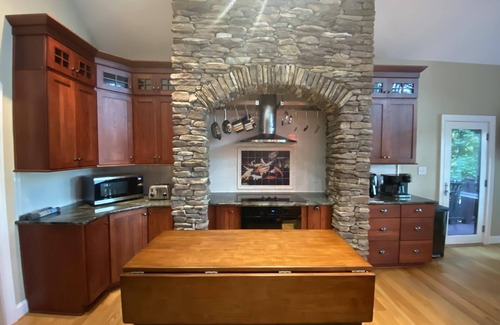 Catawba Casa | Bay Head Cove - Peaceful 5 bedroom lakefront home on private cove with boat dock