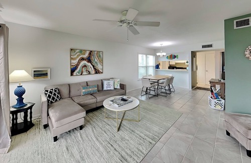 Harbor Oaks Condominio | Bay House Condos #2706 | Water Views + Community Pool!