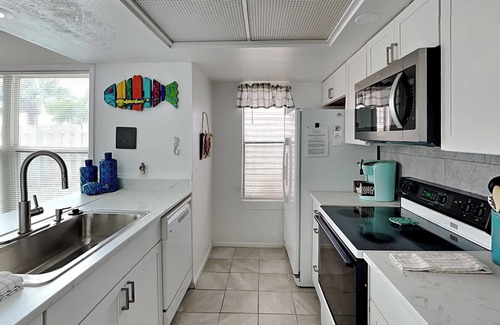 Harbor Oaks Condominio | Bay House Condos #2706 | Water Views + Community Pool!