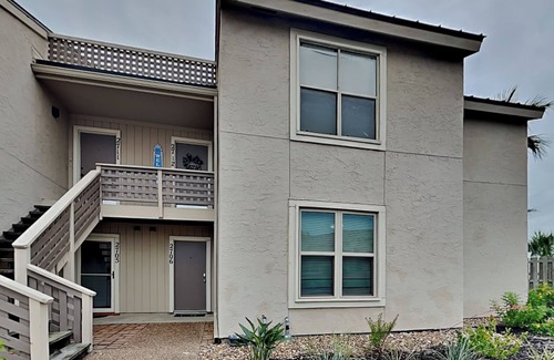 Harbor Oaks Condominio | Bay House Condos #2706 | Water Views + Community Pool!