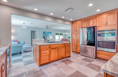 Bay Isle Casa | Bay Isle Bliss | Pet Friendly 🐶 w/ Private Pool, Spa, Putting Green and Walk to Shell Beach