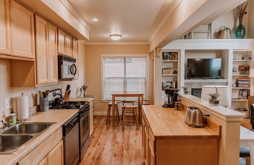 Old Town Eureka Apartamento | Bay Lights waterfront loft located in old town