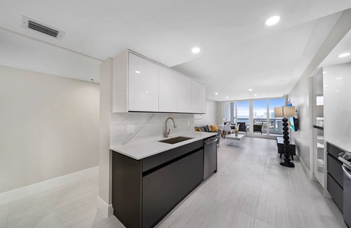 Downtown Miami Condominio | Bay Overlooking Condo With Balcony