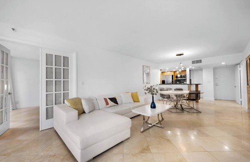 Downtown Miami Condominio | Bay Overlooking Condo With Balcony