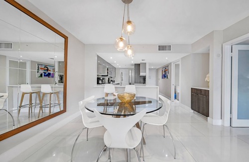 Downtown Miami Condominio | Bay Overlooking Condo With Balcony