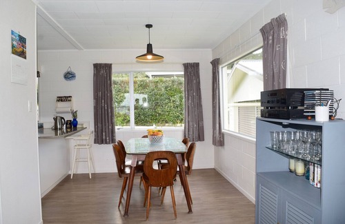 Russell Casa | Bay Retreat - Absolute Beachfront Holiday Home