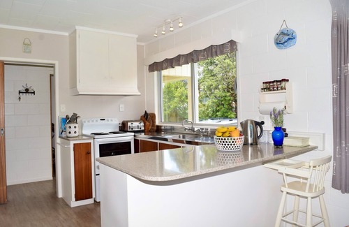 Russell Casa | Bay Retreat - Absolute Beachfront Holiday Home