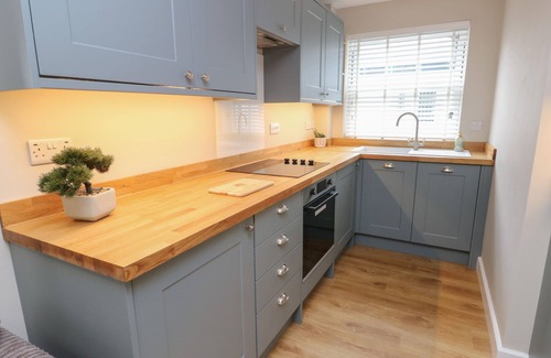 Llanrug Cabaña | BAY TREE COTTAGE, pet friendly, with open fire in Llanrug