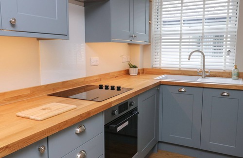 Llanrug Cabaña | BAY TREE COTTAGE, pet friendly, with open fire in Llanrug