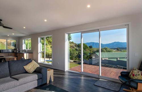 Pohara Casa | Beautiful spacious home overlooking the ocean