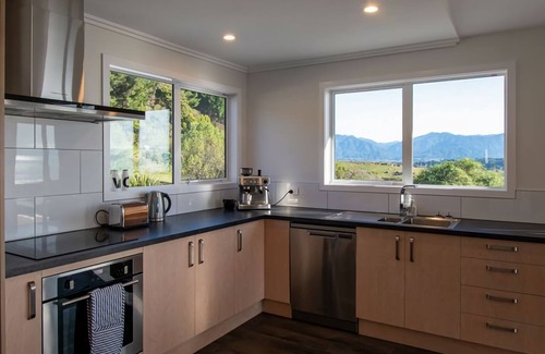 Pohara Casa | Beautiful spacious home overlooking the ocean