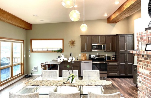 Florence Apartamento | Bay Window -incredible river views- Old Town- new deck! Lots of stairs.