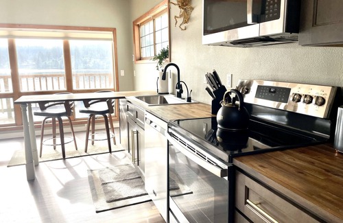 Florence Apartamento | Bay Window -incredible river views- Old Town- new deck! Lots of stairs.