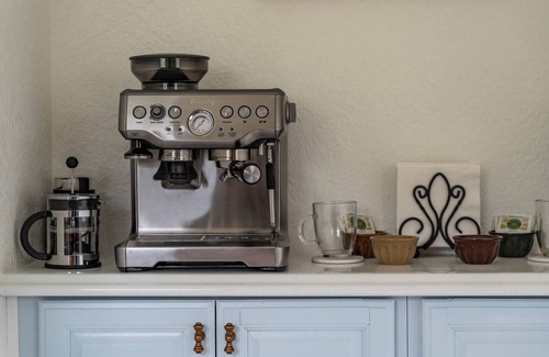 Whitfield Casa | BayBreeze Cottage Family-Friendly Sleeps 6-8 Near SRQ, Ringling & Beaches