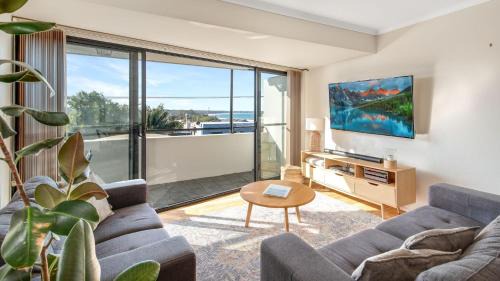 Huskisson Casa | Baydream Believer - In the Heart of Husky with Free Linen