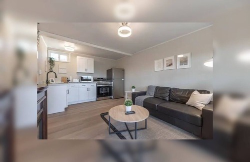 Bluewater Apartamento | Bayfield Retreat 2 Pool HotTub Near Grand Bend & Lake Huron Pet Friendly
