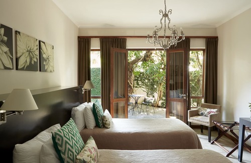 Three Anchor Bay Cama Y Desayuno | Bayflowers Guesthouse