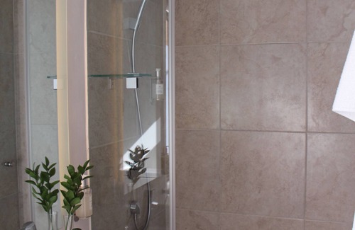 Three Anchor Bay Cama Y Desayuno | Bayflowers Guesthouse