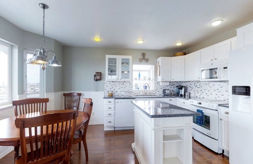 Westport Casa | ¡NUEVO LISTADO! Condo frente a la bahía y cómodo condominio con incre����bles vistas!