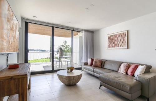 Batemans Bay Apartamento | Bayfront Holiday Retreat with Parking