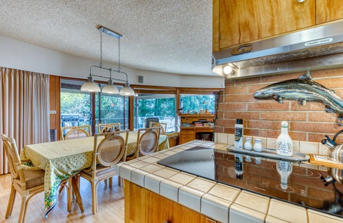 North Bend Casa | Casa frente a la bahía con sala de fitness, sala de juegos llena de diversión y mucho más.