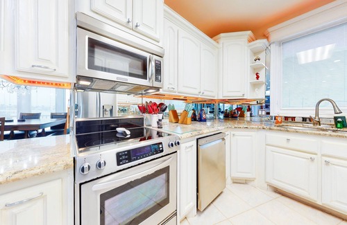 Port Isabel Casa | Bayfront home with dock, private elevator, central AC & grill -snowbird-friendly