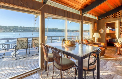 Clinton Casa | ¡NUEVO LISTADO! Casa frente a la bahía con vistas, cable, patio y chimenea de leña.