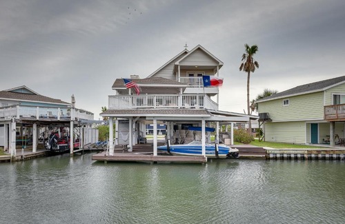 Jamaica Beach Casa | Bayfront Jamaica Beach House Canal Access and Decks