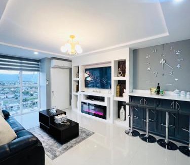 Portmore Apartamento | Bayfront Luxury beachfront escape with Pool in Portmore Book Now