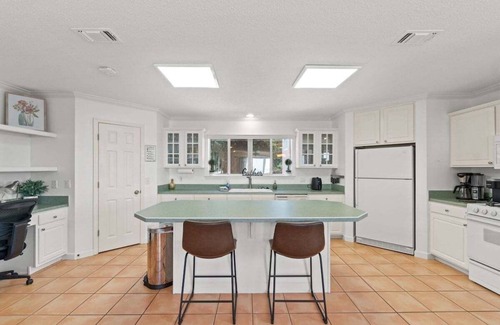 Panama City Casa | Bayfront Townhome with Private Dock, Kayaks & Stunning Views in Historic St. Andrew's!