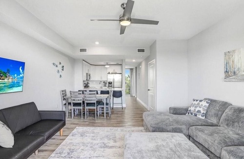Ruskin Casa | Bayfront Townhouse w/Heated Pool, HotTub, Beach, Marina, tiki bars w/live music