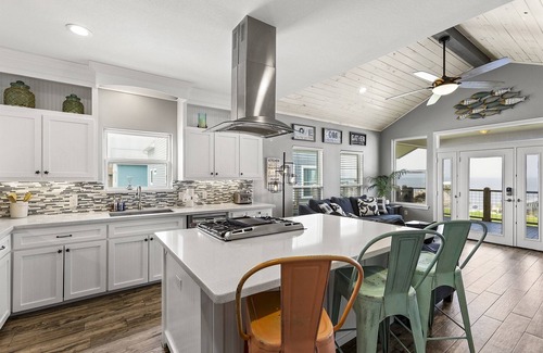 San Leon Casa | Bayfront Trio House w/Hot Tub + Private Pier