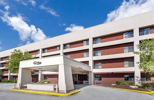 Quad Cities Hotel | Baymont by Wyndham Davenport