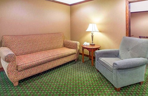 Quad Cities Hotel | Baymont by Wyndham Davenport