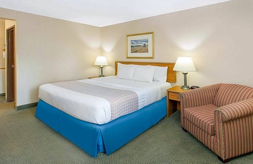 Quad Cities Hotel | Baymont by Wyndham Davenport