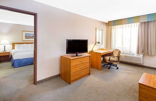 Quad Cities Hotel | Baymont by Wyndham Davenport