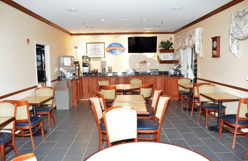 Waterford Hotel | Baymont by Wyndham Waterford/Burlington WI