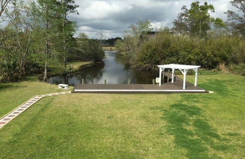 Slidell Casa | Bayou Waterfront Getaway en lujo- 25 minutos a Nueva Orleans
