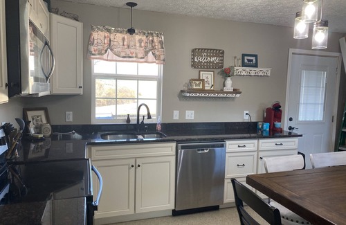 Kingsport Casa | Bays Mountain Getaway Cottage