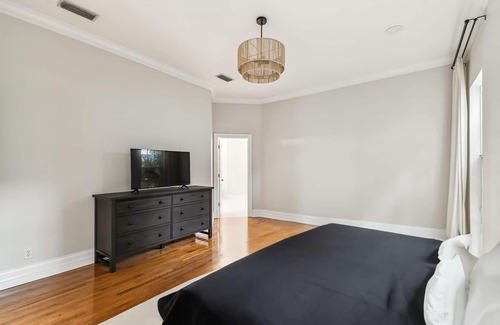 Bayshore Gardens Casa | Bayshore Garden Gem - Walk to everything in Hyde Park