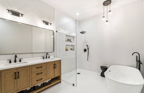 Bayshore Gardens Casa | Bayshore Garden Gem - Walk to everything in Hyde Park