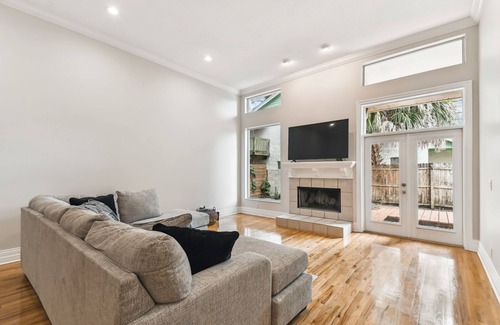 Bayshore Gardens Casa | Bayshore Garden Gem - Walk to everything in Hyde Park