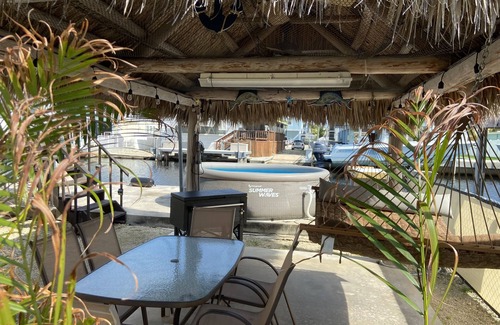 Sexton Cove Estates Casa | Bayside Cottage with Dock and boat