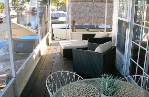Sexton Cove Estates Casa | Bayside Cottage with Dock and boat