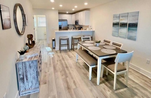 Innerarity Townhomes Casa | Bayside Days: Bay Views, Pool, Beach, & 2 Kayaks!