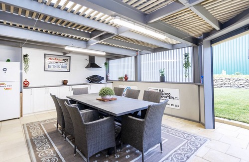 Ledge Point Casa | Bayside home, with ocean views cross the road to the beach