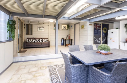 Ledge Point Casa | Bayside home, with ocean views cross the road to the beach