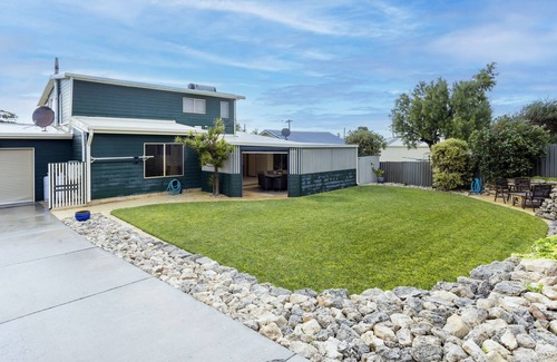 Ledge Point Casa | Bayside home, with ocean views cross the road to the beach