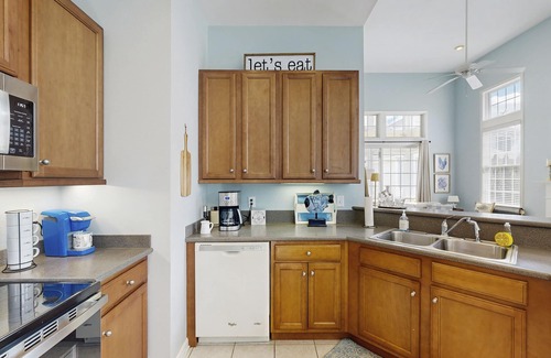 The Commons Casa | Bayside Resort dog-friendly townhouse w/ tennis court access, WiFi, and balcony